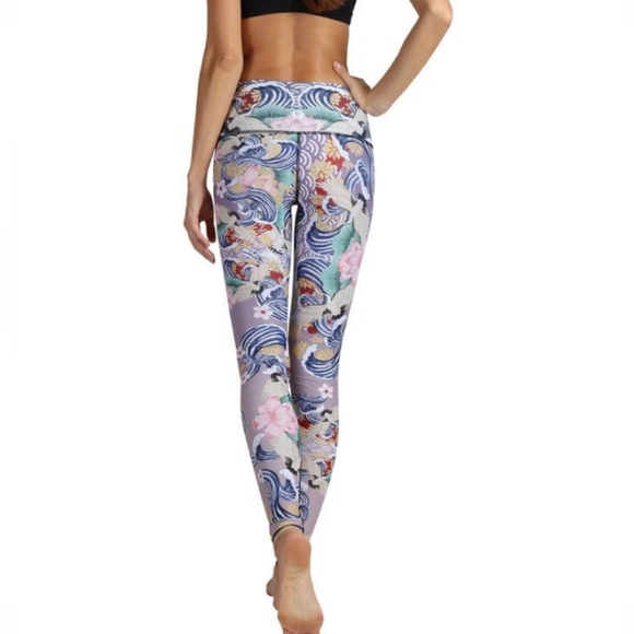 Yoga Democracy Leggings in Zen Water Garden - Picture 4 of 7